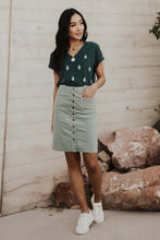 Load image into Gallery viewer, Embroidered Leaf Print Tee in Hunter Green
